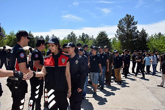 Diyarbakır'da engelli gençler bir günlüğüne özel harekat polisi oldu